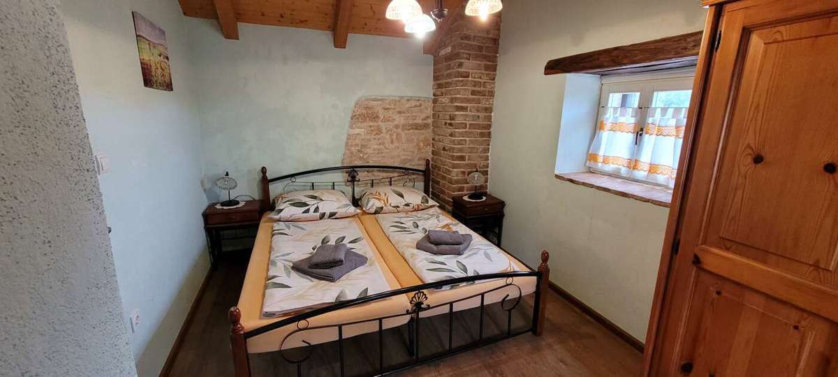 Tenuta con due case in pietra e piscina